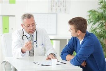 Urolog konsultuje pacjenta z przewlekłym zapaleniem gruczołu krokowego